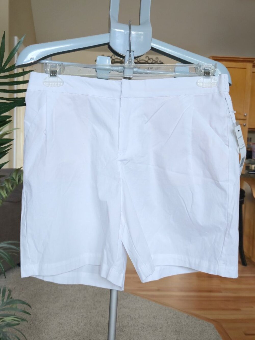 NWT Larry Levine sz 8 white pocketed elastic waist backed shorts